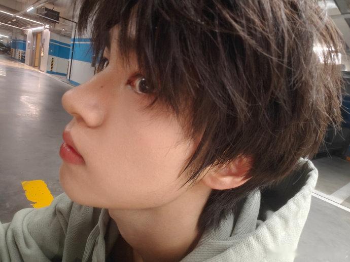 钎城庆祝300万粉丝更新自拍 钎城自拍无法放弃的黄金侧脸恭喜粉丝三百万啦 