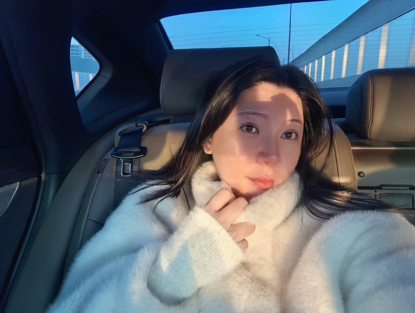 出发去机场今天的目的地是广西北海打了滴滴专车玻璃上已经贴上了“过年，回家过”你今