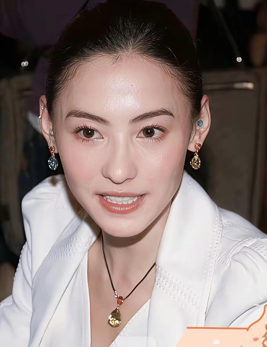 张柏芝这招真是高明，只带小儿子看周星驰的《功夫女足》。大儿子和二儿子爷爷刚离开没