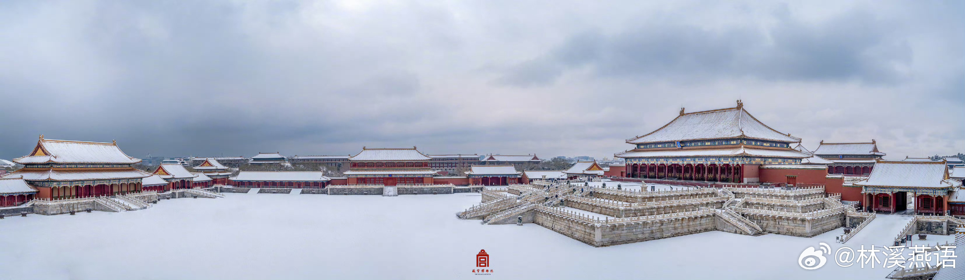 飞雪无声，天地苍茫。#落在故宫的雪# ​​​