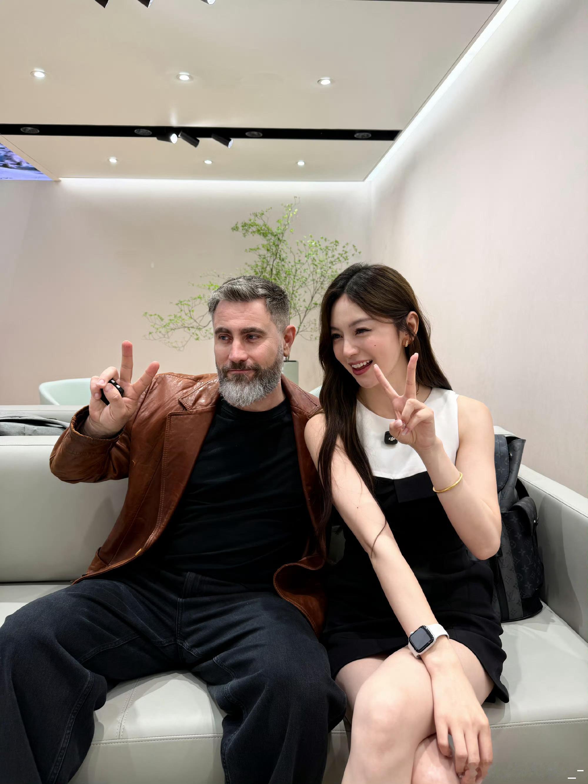 当时我们三跟曹操老师坐一块，曹操老师说他没有女粉，很烦恼，我说没事儿，马上让你多
