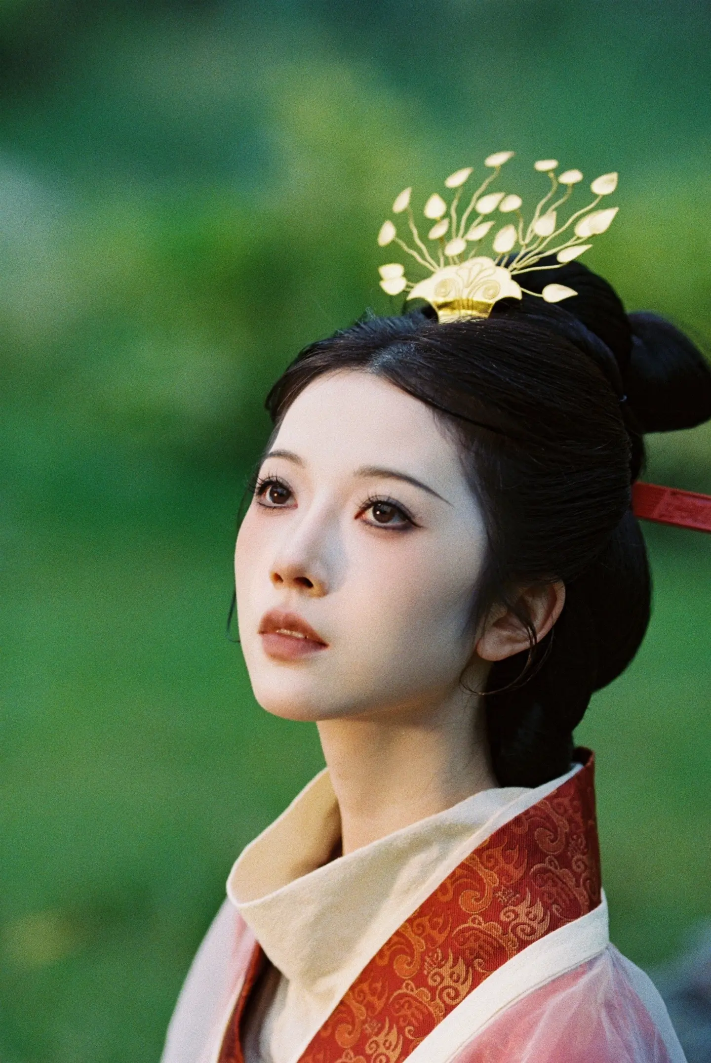 我自知悲欢  独向江南。（第一次用胶片拍汉服涅