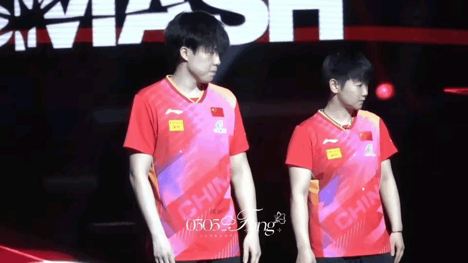 [捂脸]这个冠军🏆还能再大点吗？莎莎都抱不动了！真担心她一不小心掉地上。[捂脸