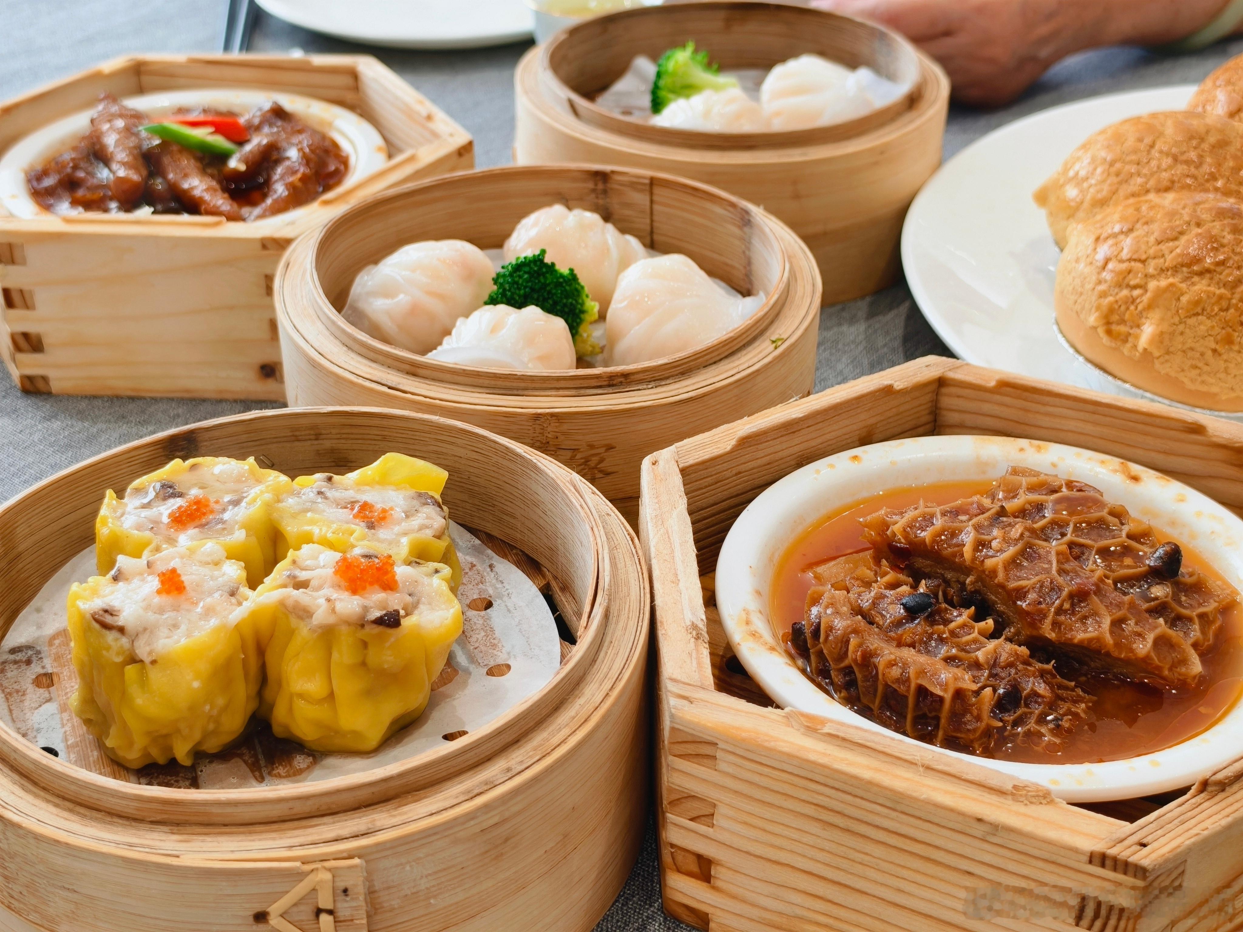 忙里偷闲和外婆喝个早茶吃饱回去就剪领克900的视频[馋嘴] ​​​