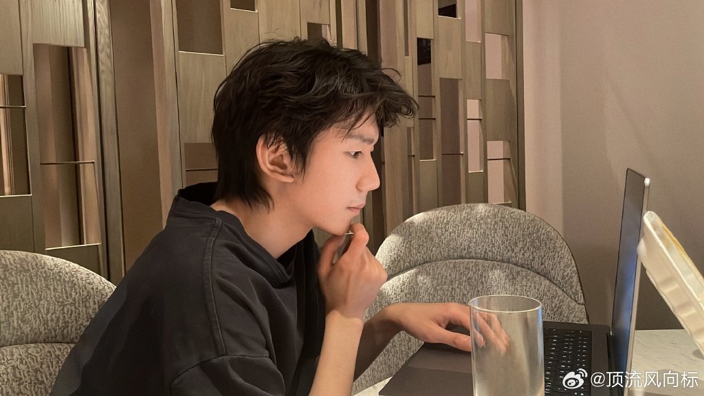 王源留胡渣了王源留胡渣了！王源在新电影《我看见两朵一样的云》饰演全职寻找世界bu