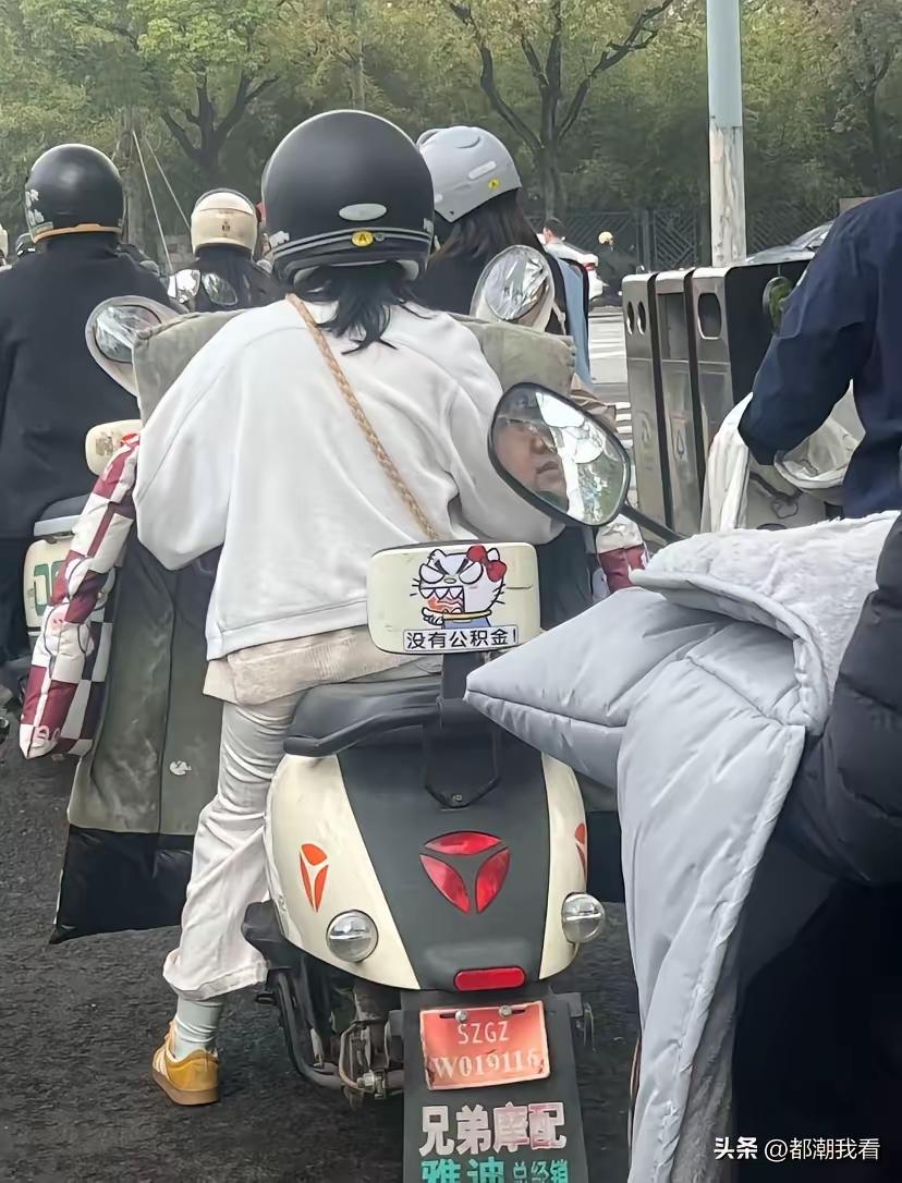 苏州街头的电动车很有意思，为啥很多车上贴“没有公积金”，旁边的大爷说，你不是苏州