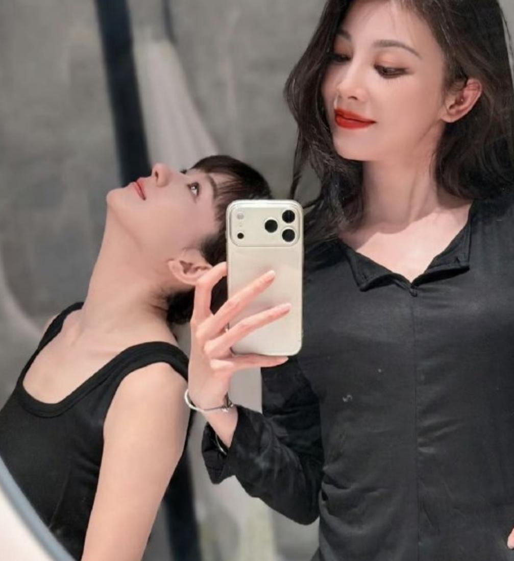 王伊瑶直播聊到赵丽颖近况那点事，

看着就是一句轻飘飘的话

细品全是做人的分寸