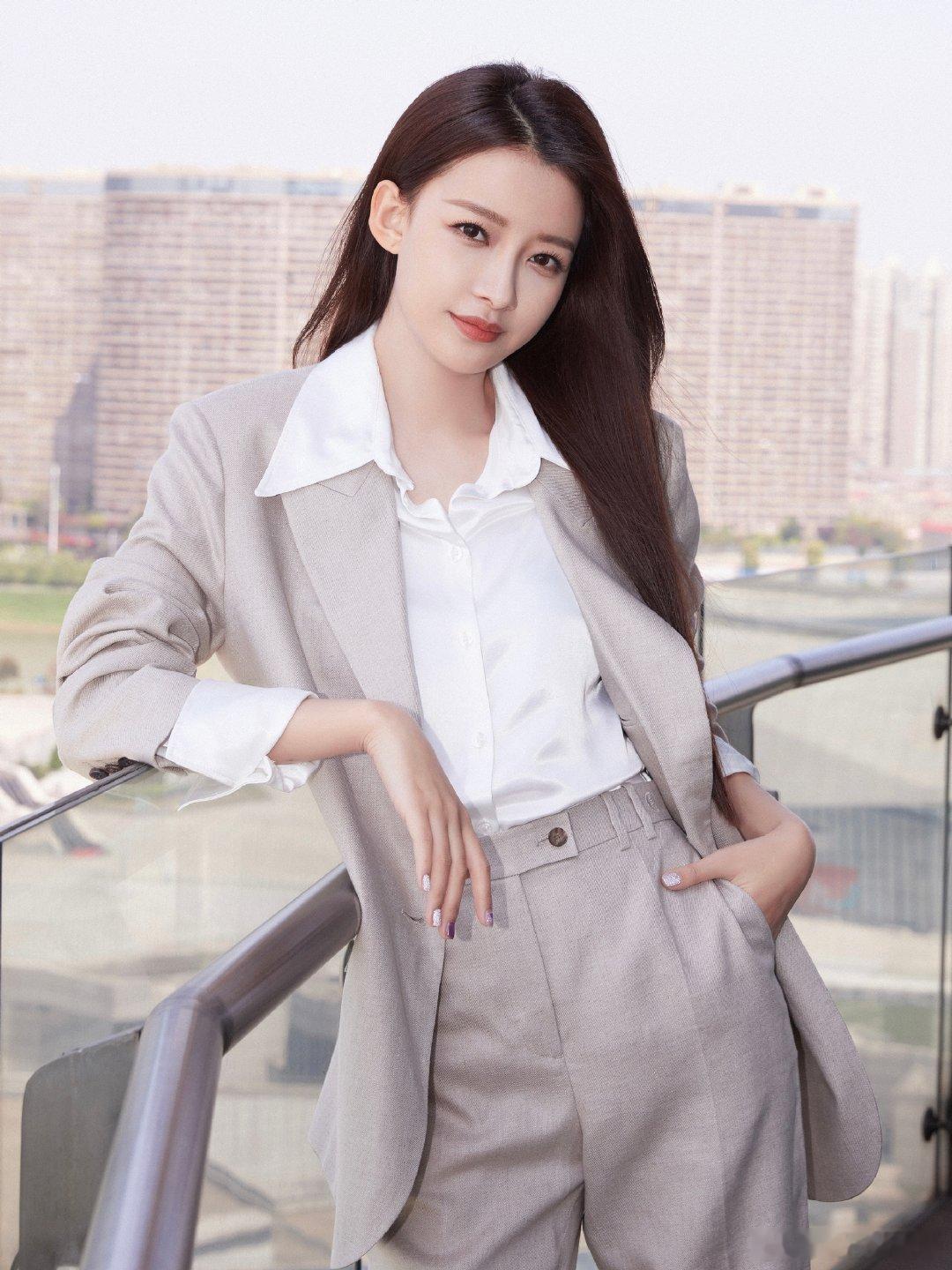 孙怡谈母爱的本能排序孙怡一语中的，没有谁天生就会当妈，但女人就是有这个超能力！ 