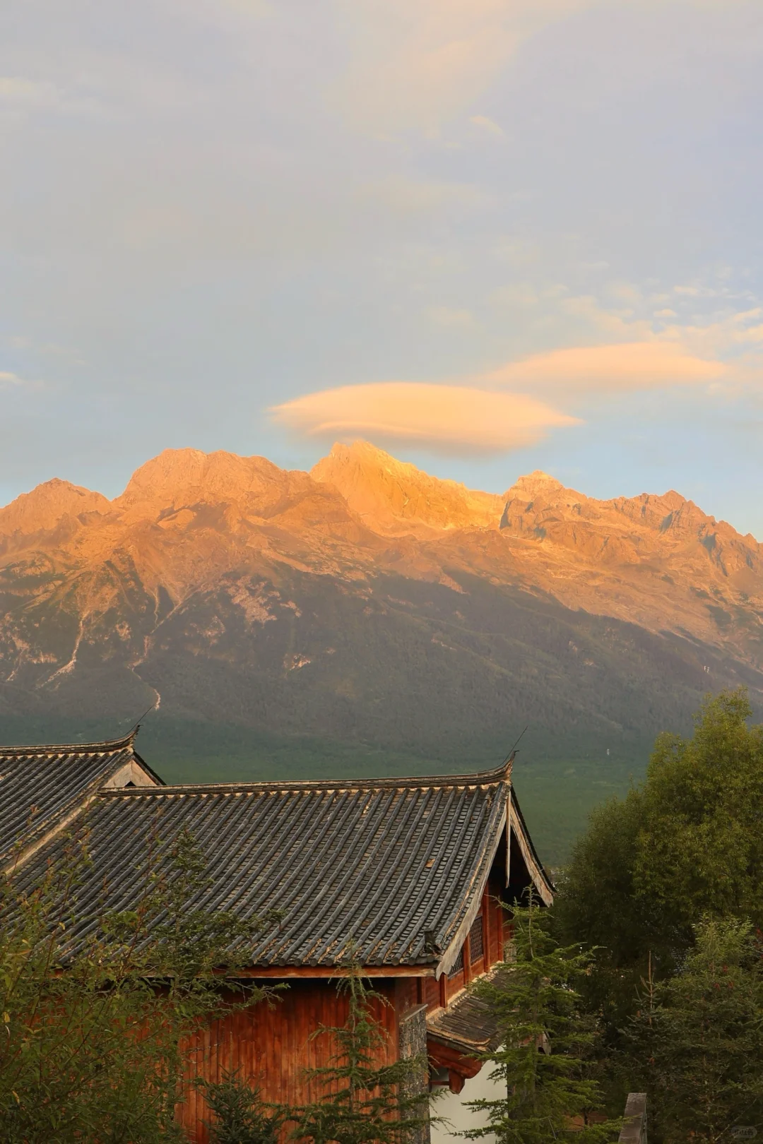 在丽江！！！你可以永远相信玉龙雪山日照金山
