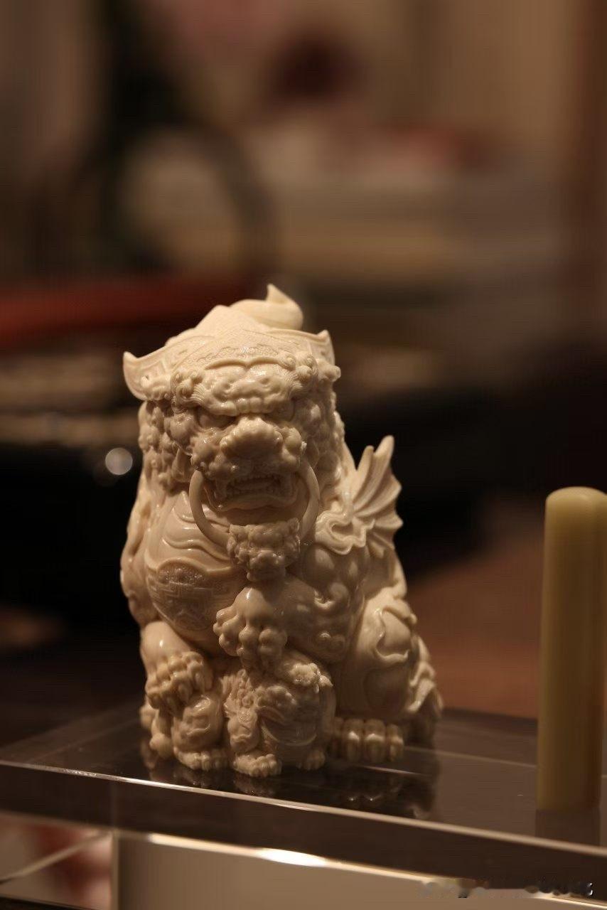 一尊貔貅，最吸引人的并非“招财”二字，而是那股镇守一方的气势。

猛犸老料温润凝