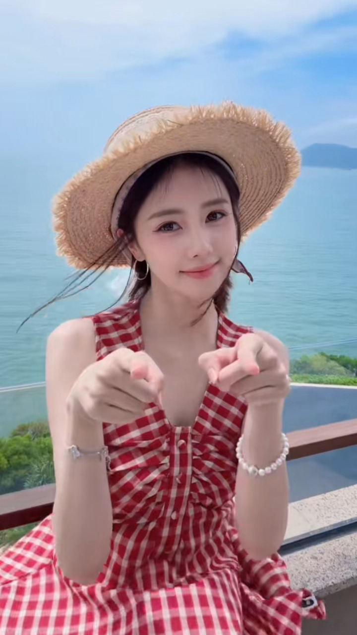 白鹿抖营业更新《夏天的风》手势舞来了好明媚漂亮的菠萝，多多营业看不够白鹿白鹿