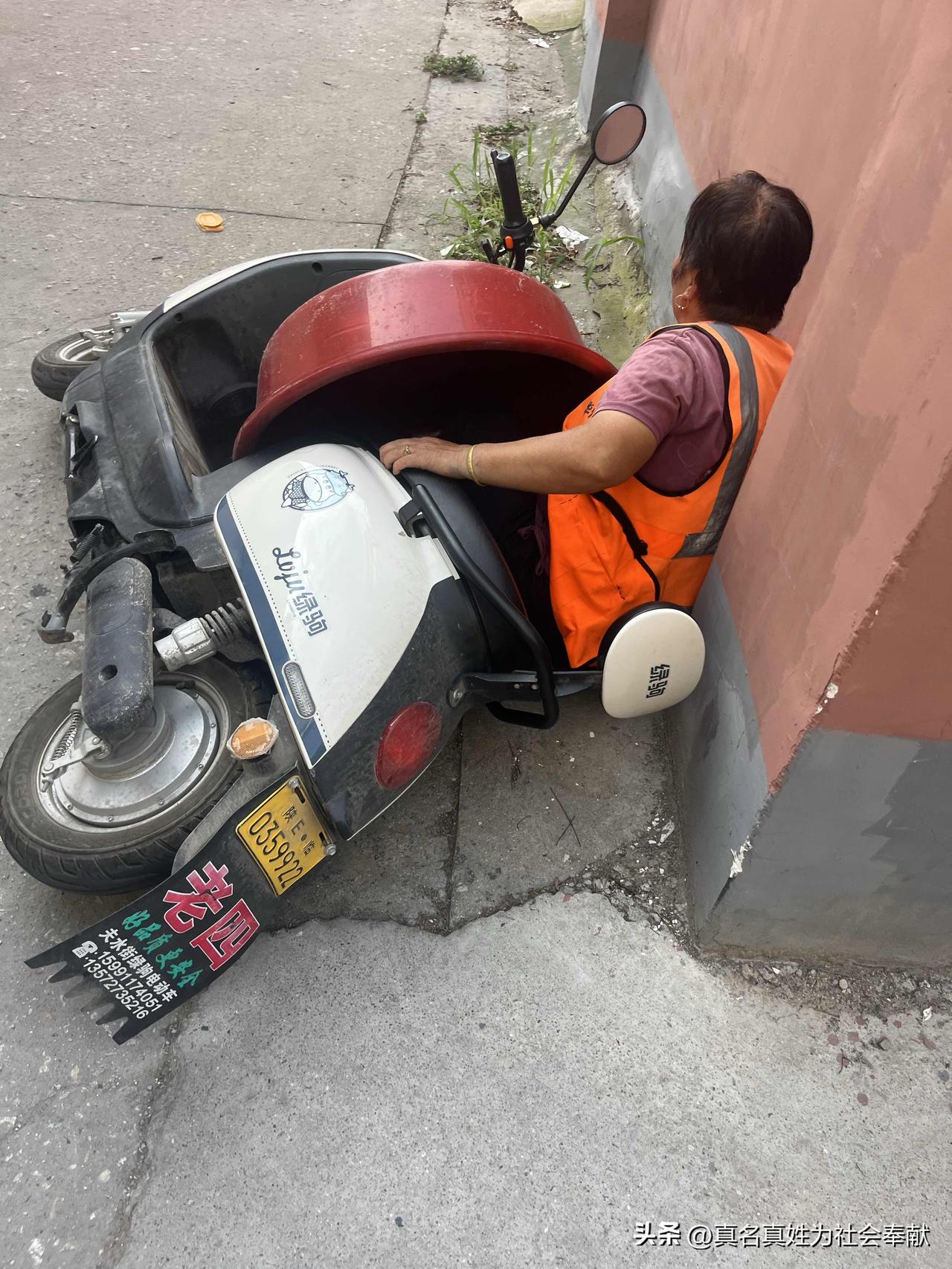 路遇环卫工人不慎摔倒，我毫不犹豫地伸出援手！我赶忙将她扶起，仔细查看她是否受伤，