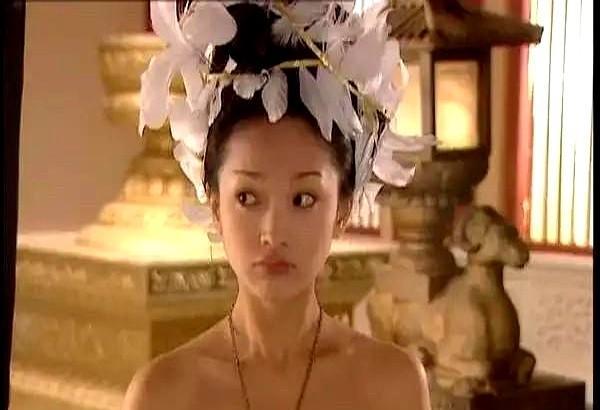 26岁演少女，灵气得像清晨的露水；51岁演母亲，手上全是海风刮出的裂口。
她没靠