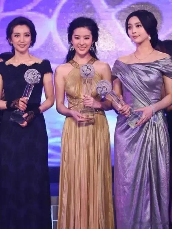 早年合照，刘亦菲居然是C位#闲谈影星刘亦菲#