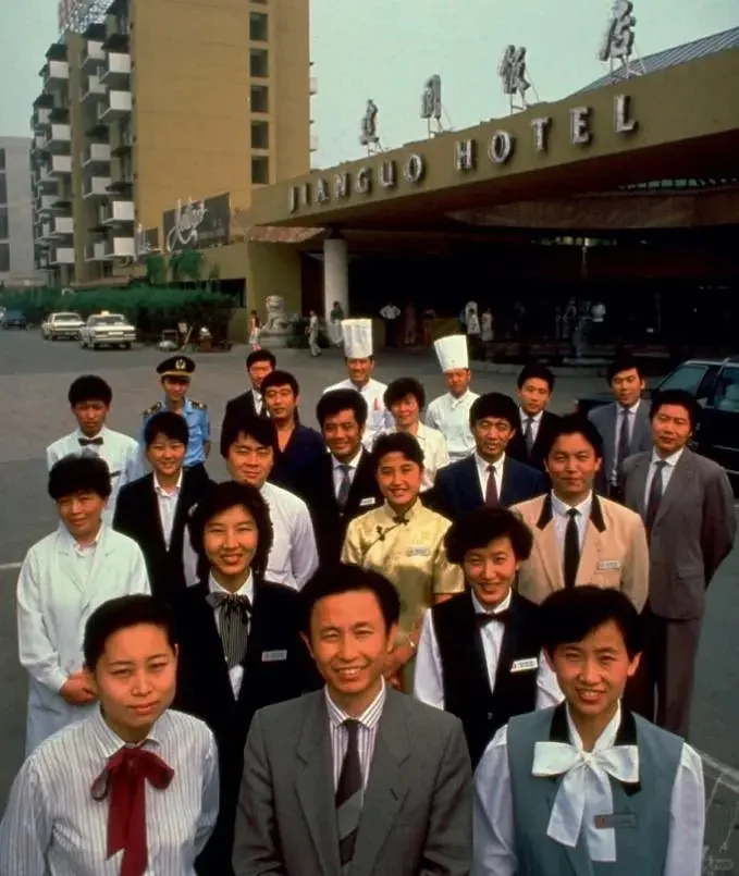 1990年，北京建国饭店部分员工合影。