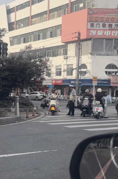 美女送娃上学不戴头盔被帽子叔叔教育，最后竟还发现了亮点！
