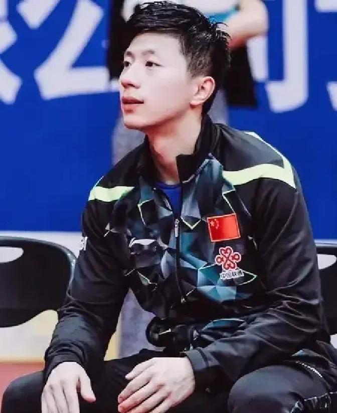 马龙推开训练馆的门，站到了十个小学生对面。
 
这位刚拿下国家级教练证的大满贯得