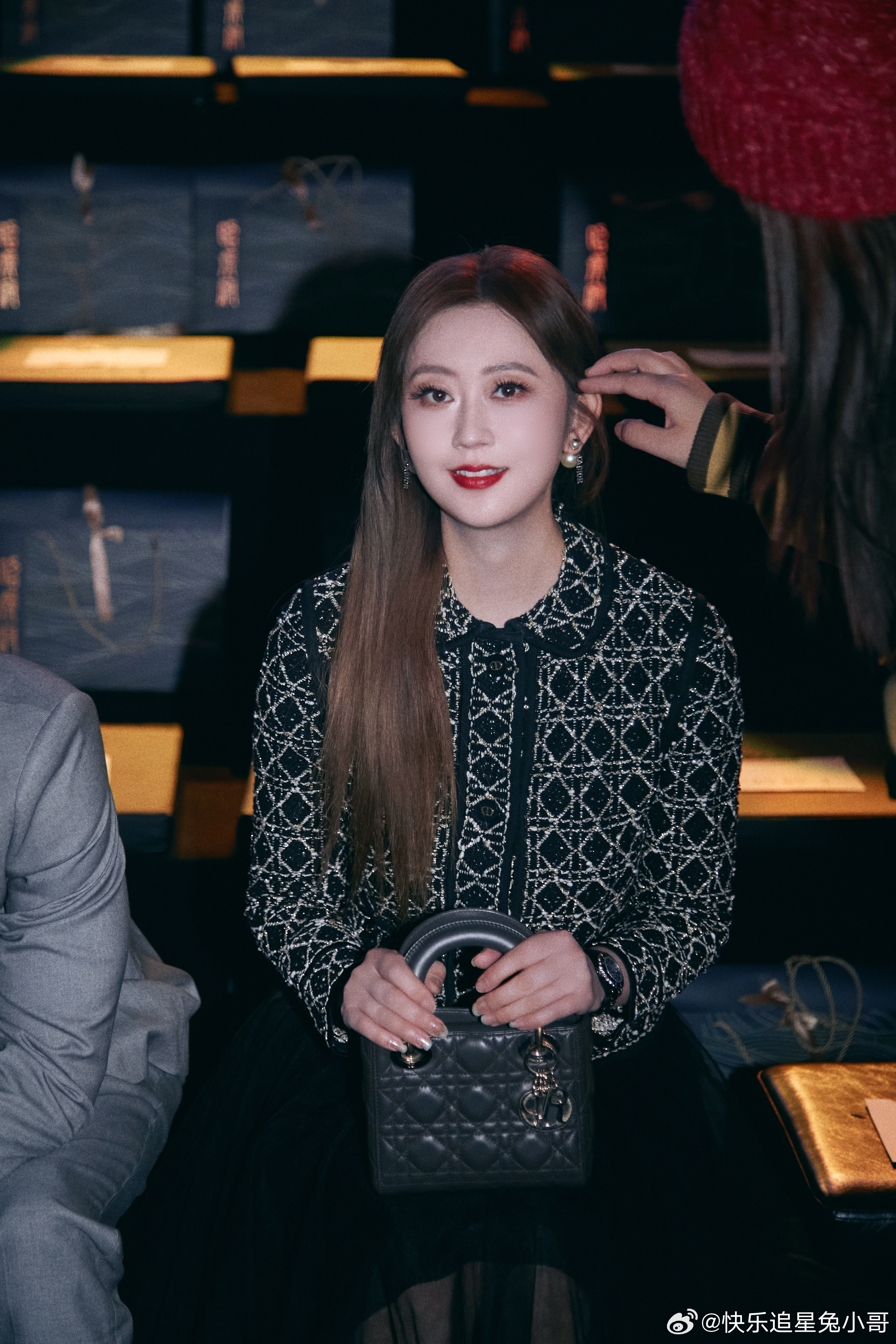 刘芊螢时装周深色迪奥套装热巴同款深色迪奥套装，被刘芊螢演绎出独特韵味，亮相时装周