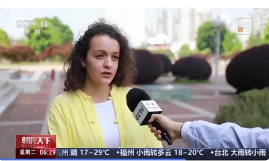 五月的北京街头，出现了一种颇为有趣的现象。市民游客举着手机，围在马路边的绿化带旁