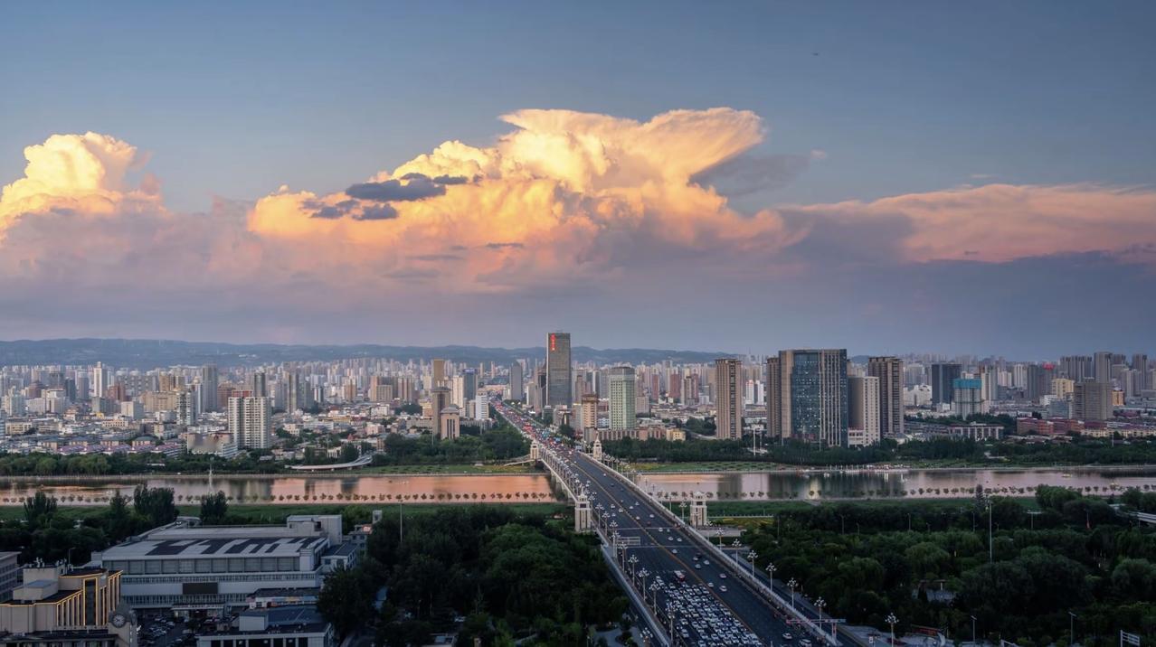 山西太原市的标志性建筑物是哪个?
之前是双塔
现在是汾河+大桥
迎泽大桥
南中环