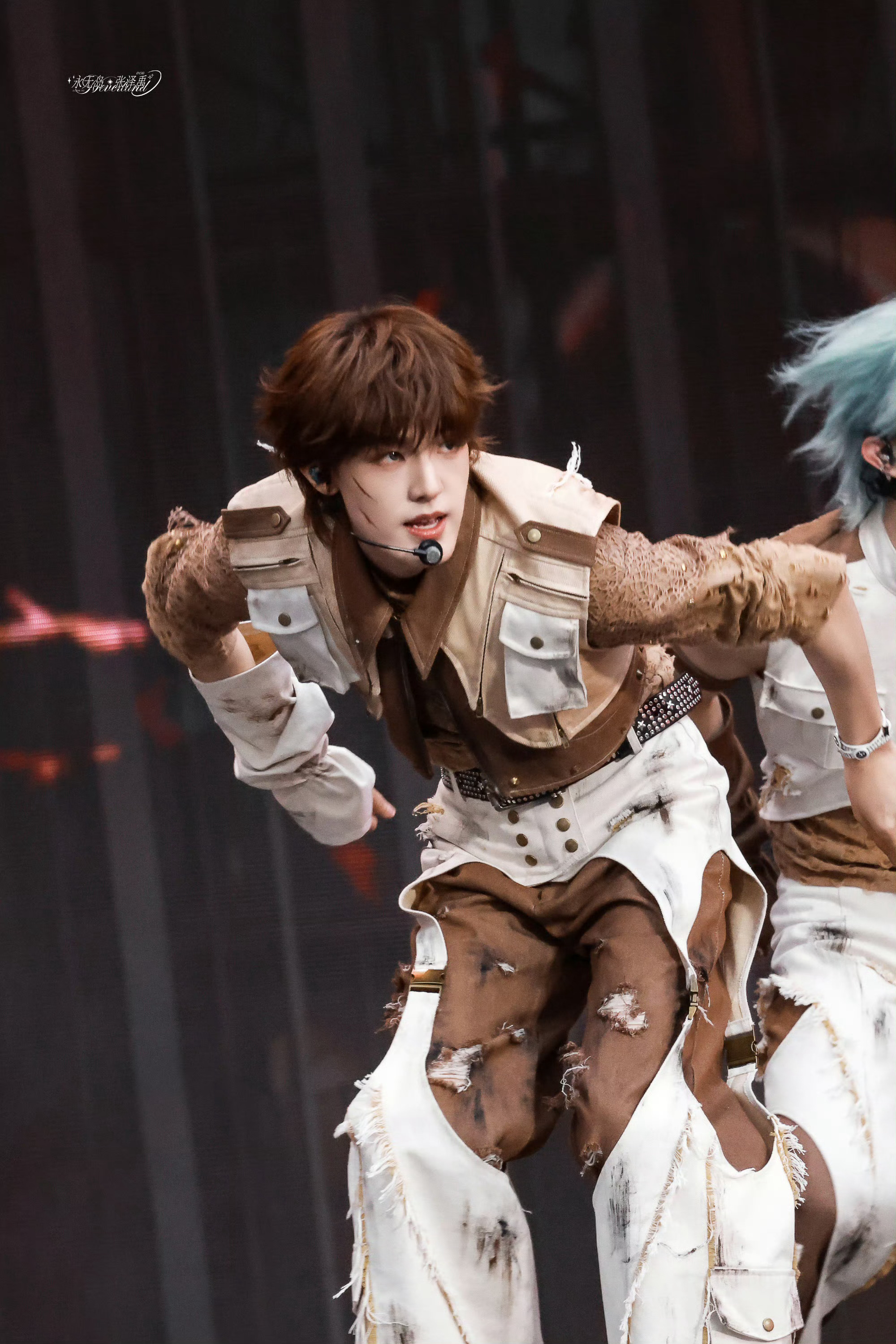 张泽禹爱要坦荡荡猫耳帽时代峰峻乐队舞台信听张泽禹 张泽禹舞台掌控力超强，主唱气质