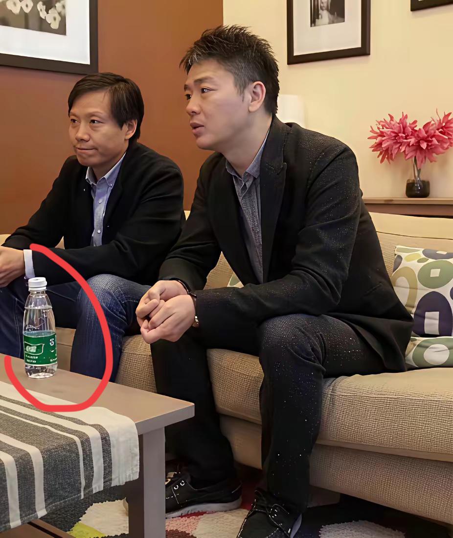 雷总和东哥喝的是什么牌子矿泉水