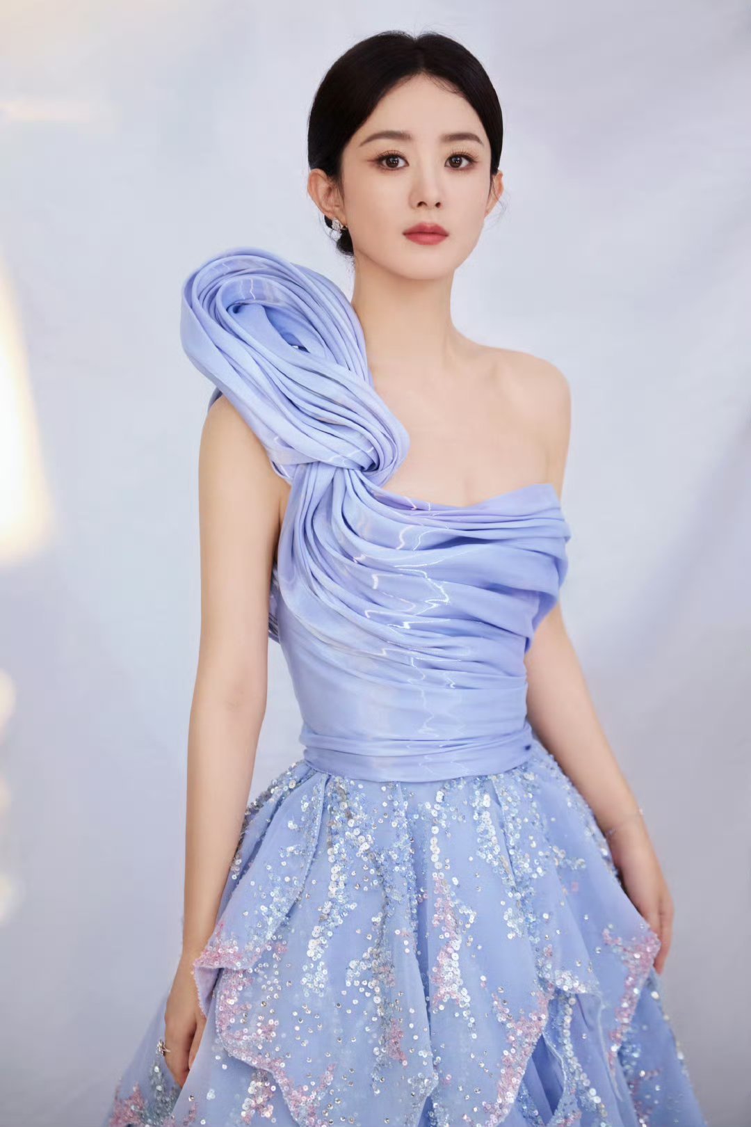 赵丽颖赵丽颖 zly纪梵希全球彩妆及香氛代言人赵丽颖 “春风有信，花开有期，所有