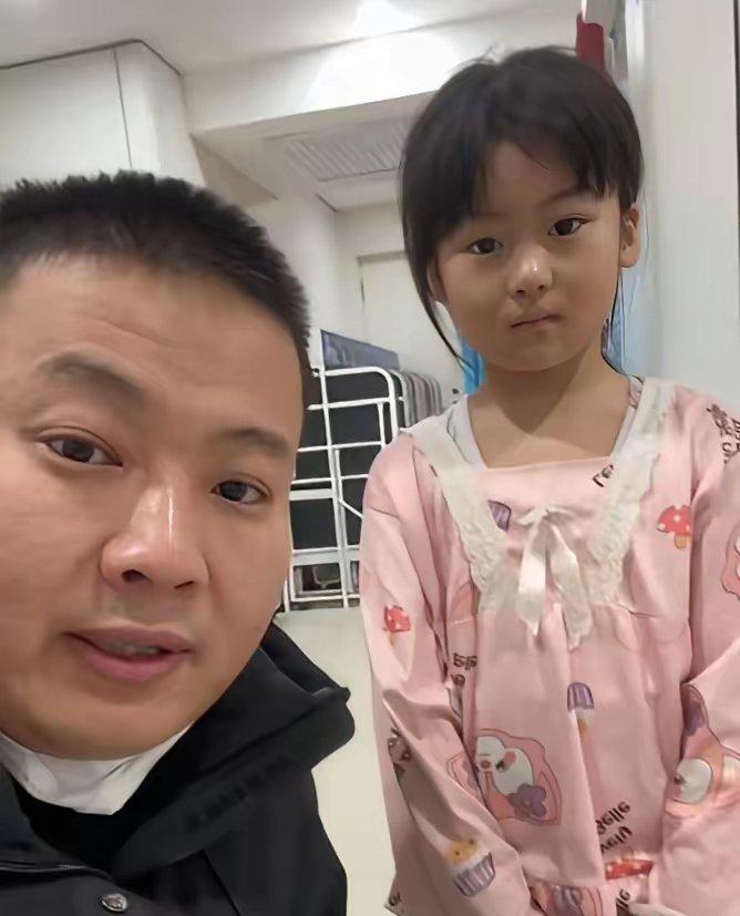 “穷人的孩子早当家！”7岁本是在父母怀里撒娇的年纪，可齐齐哈尔一女孩却独自在医院