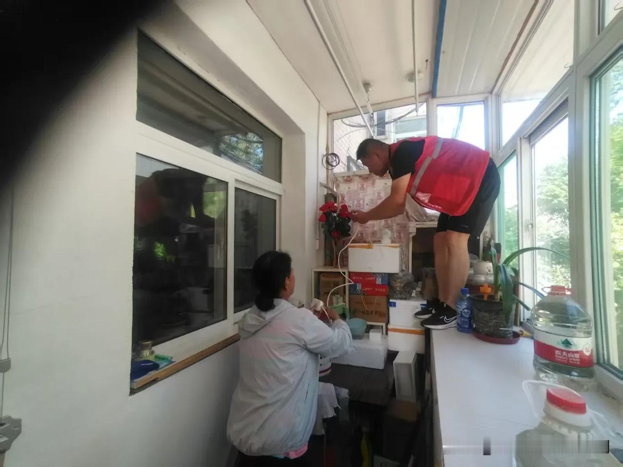 网格贴心助老，万柏林区重院社区上门安装监控守平安

近日，太原市万柏林区和平街道
