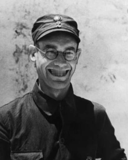 1937 年，李德以不适应延安生活为由欲返苏联，王明劝他：“苏联正搞大清洗，此时