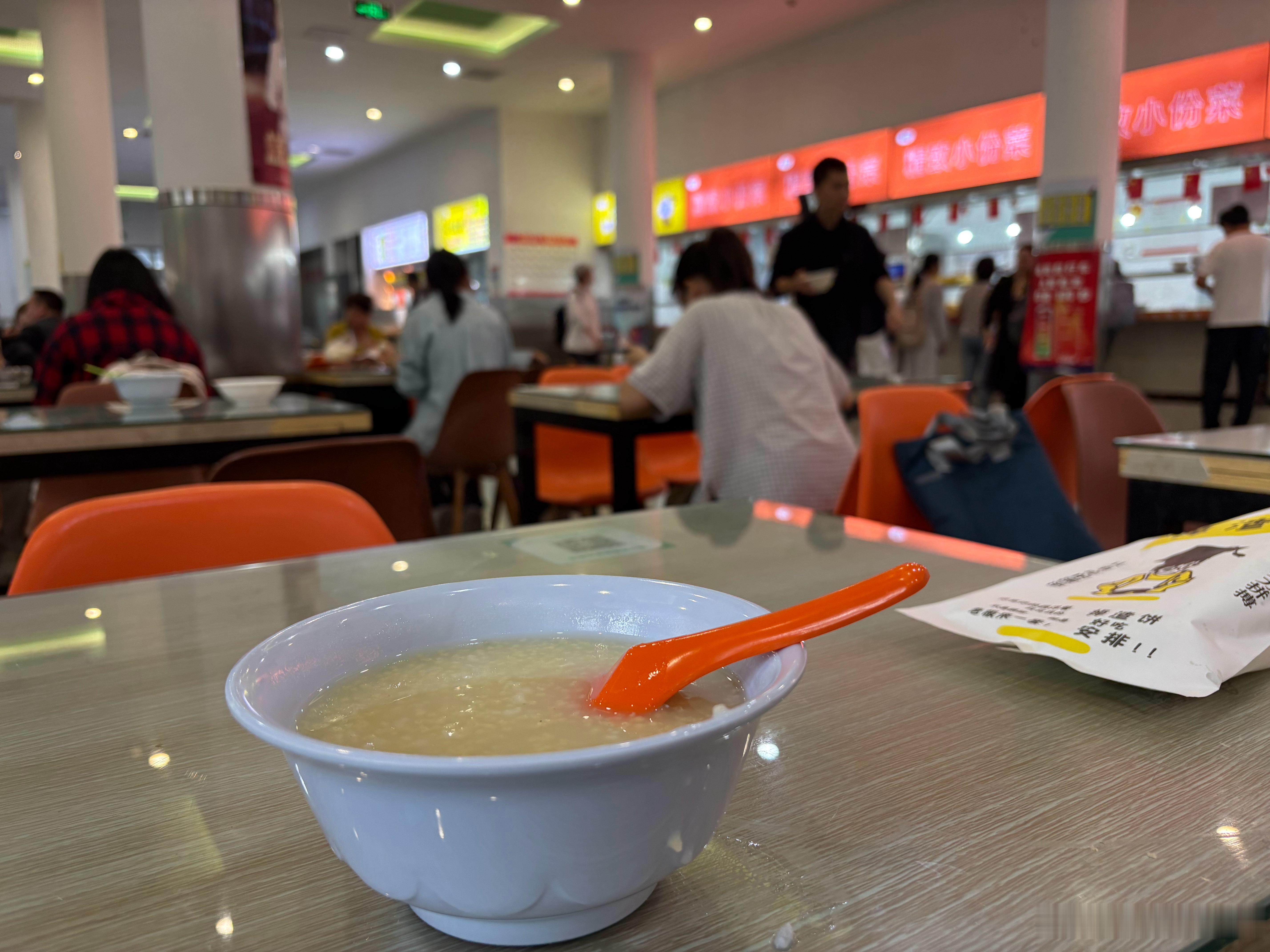 北京中医药大学的同学们，辛苦了校外人员尝了你们学校食堂的饭，发出的感慨。毫不夸张