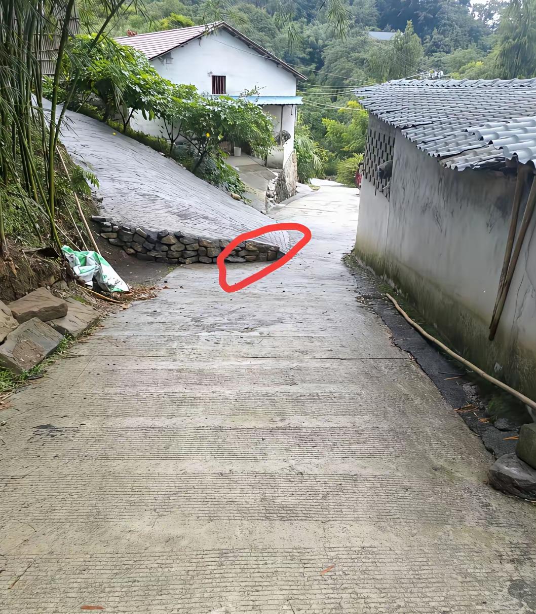 修这块坡，看似精美绝伦，巧夺天工，实则粗制滥造，不堪入目啊。这种损人利己的“爱好