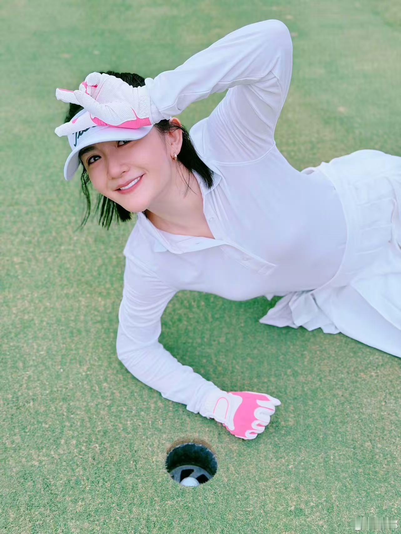 张杰带谢娜第一次下场打球张杰谢娜打高尔夫张杰谢娜打高尔夫，爱了，[抱抱][抱抱]