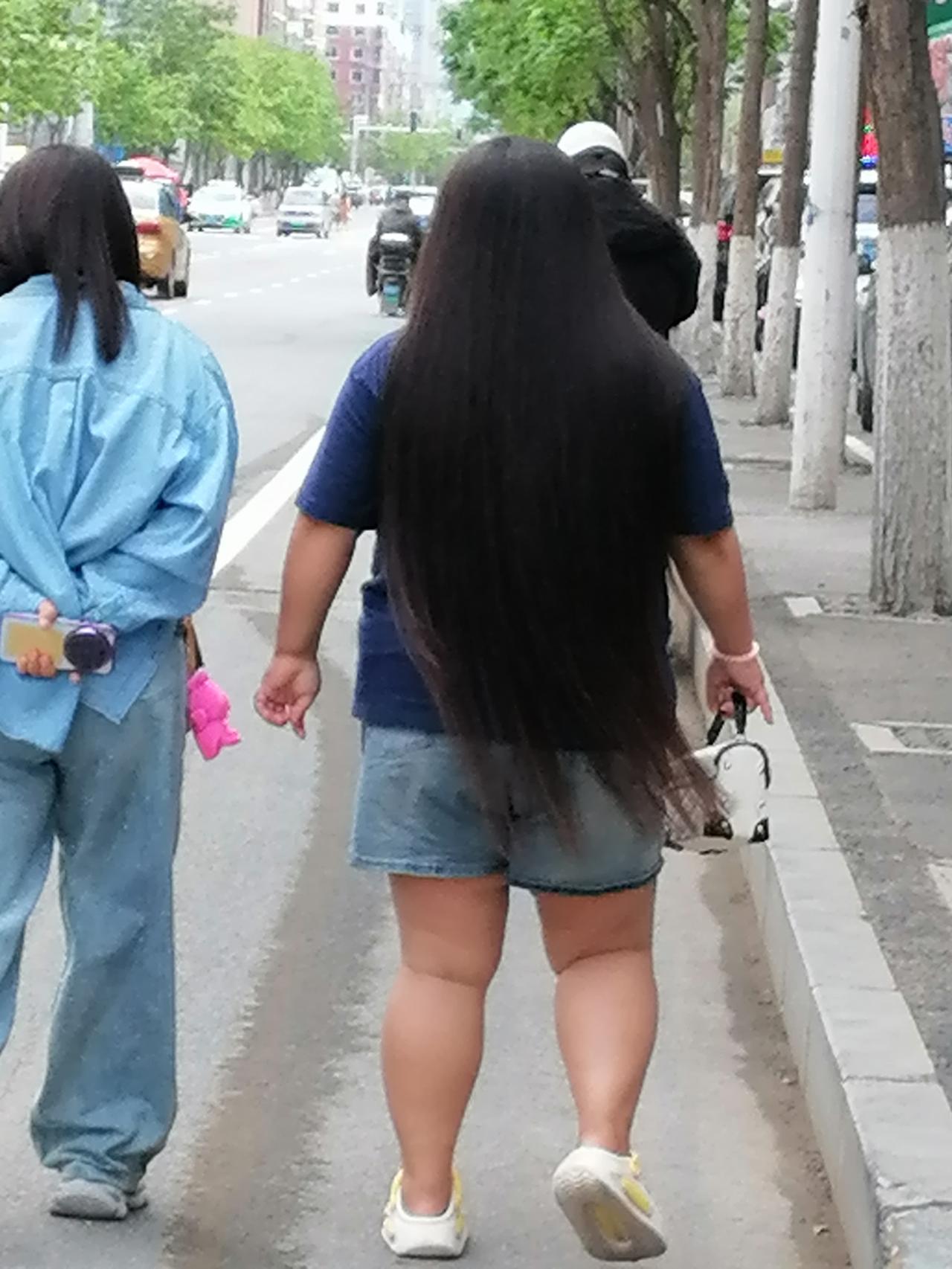 铁岭街头——长发美女
 
        曾记何时，长发美女多多，现在街头，能见