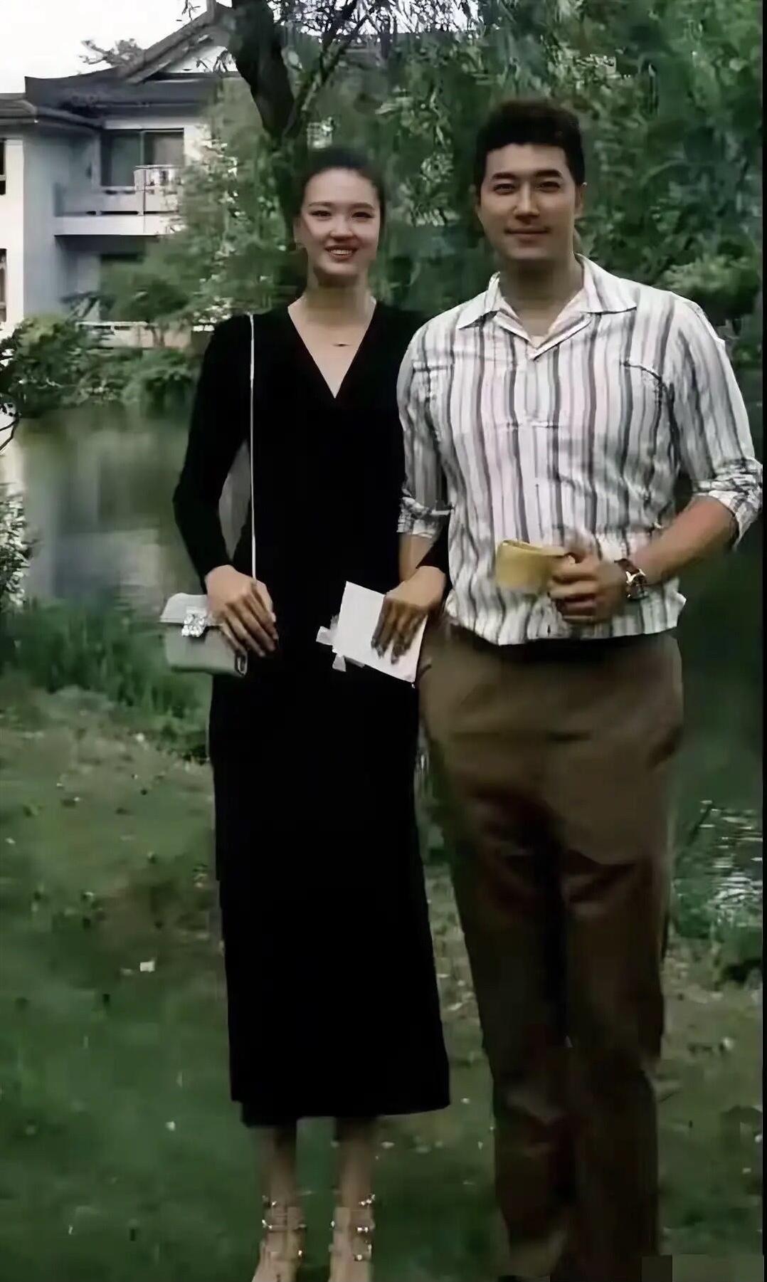张常宁和老公吴冠希真是天生般配的一对，高挑端庄的张常宁看起来十分的迷人，现实中的