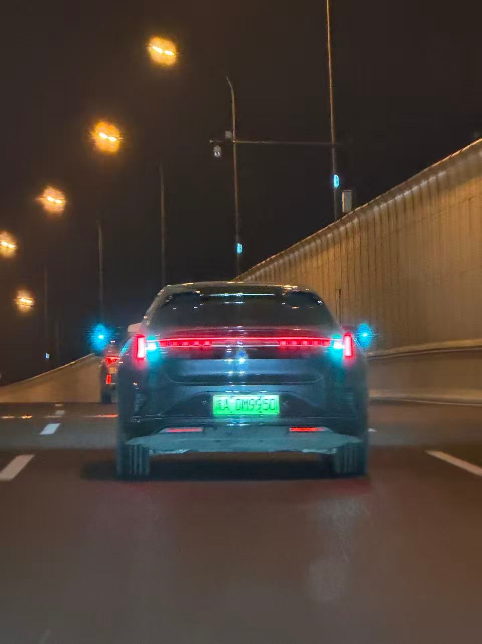 说实话，老远看过去真的挺傻的，大家应该都有这种感觉。前面不知道有个多宽宽体轿跑在