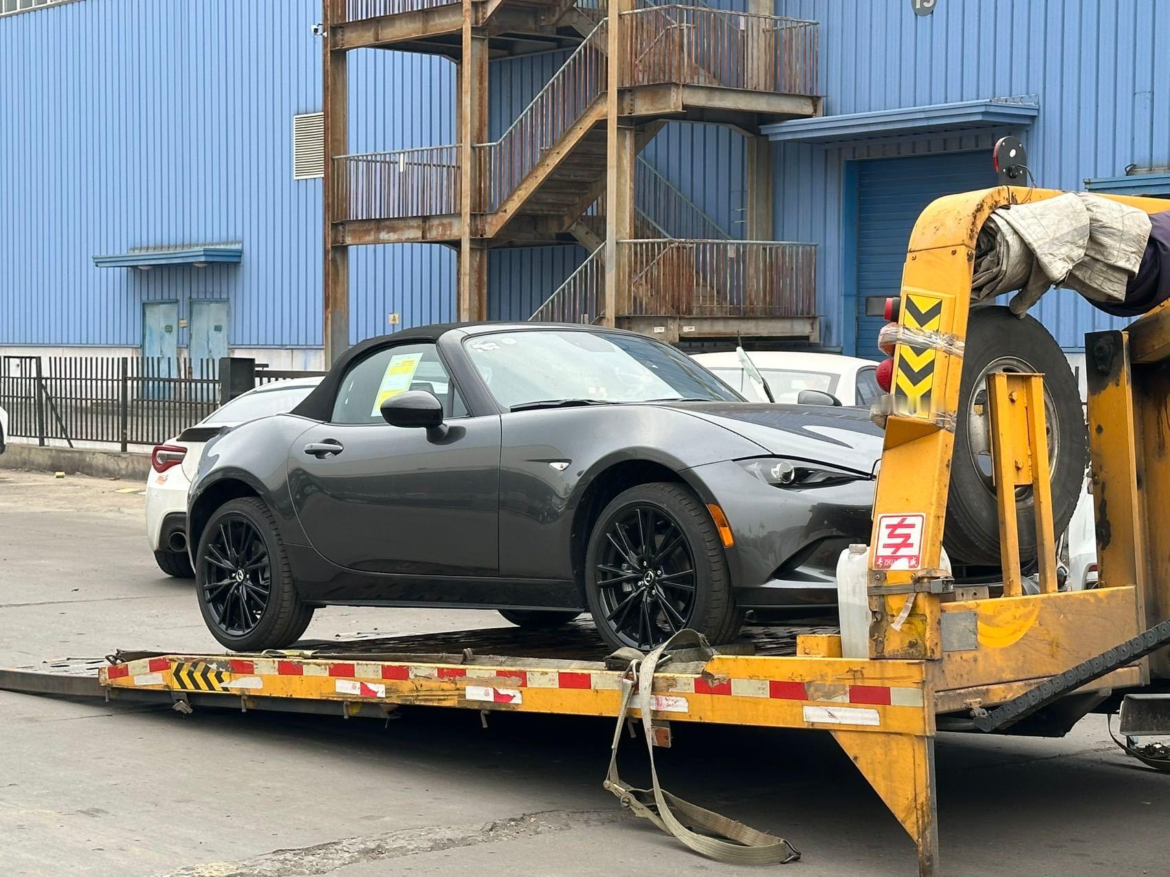 铂钢灰 MX-5 手动挡软顶 安排交付MX-5年后价格一路走高，各个颜色陆续都破