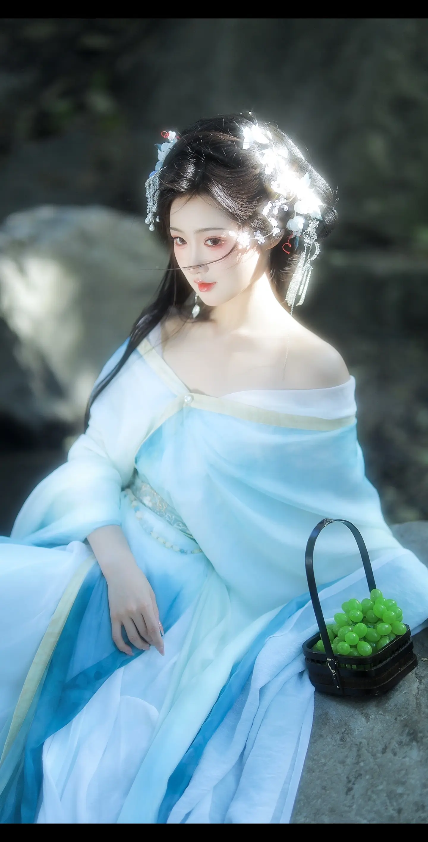 姑娘思念的人已变成追忆。