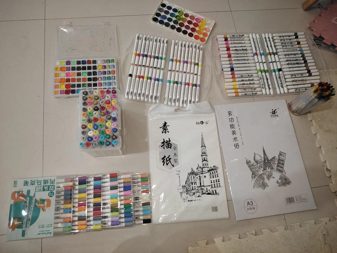 看看我给我家宝贝的配备。


新学期买了两套丙烯马克笔。


因为家里有一套60