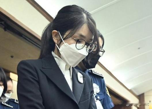 总统夫人的身份没让金建希享上清福，反而就是这个身份让她悔不当初！
金建希利用其总