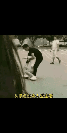 马路情侣争吵实录：那一巴掌，谁对谁错

最近发生的，就在马路上，一对情侣吵架了，