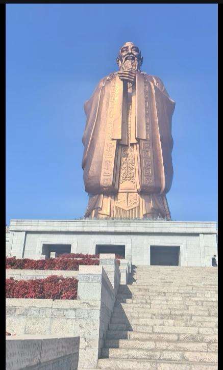 在曲阜“尼山圣境”园区最为引人注意的，当属七十二米高的孔子铜像，他建在小区的中轴