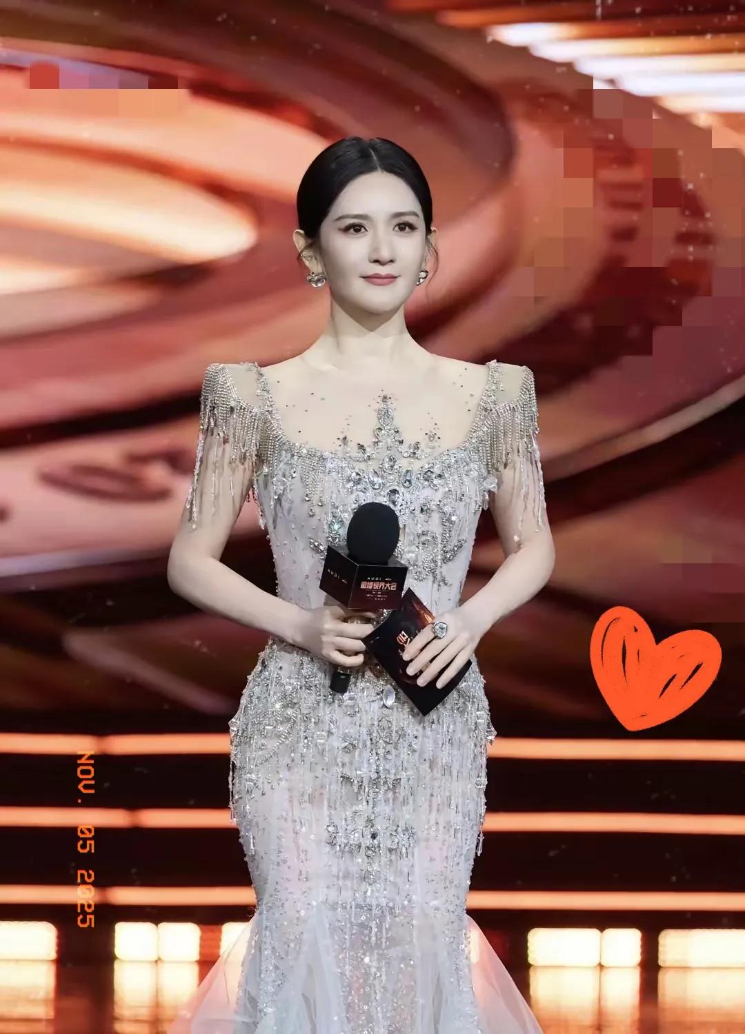 张杰今晚估计要睡不着了
不是因为谢娜获奖了
而是因为谢娜主持的当天实在太让人惊艳