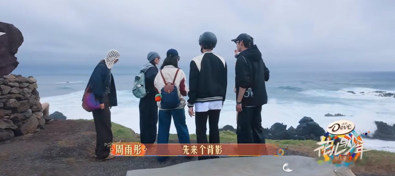 #金晨花少首席怪姿势艺术家#金晨这带领大姐一起拍照的姿势也是没谁了[哈哈]！#花