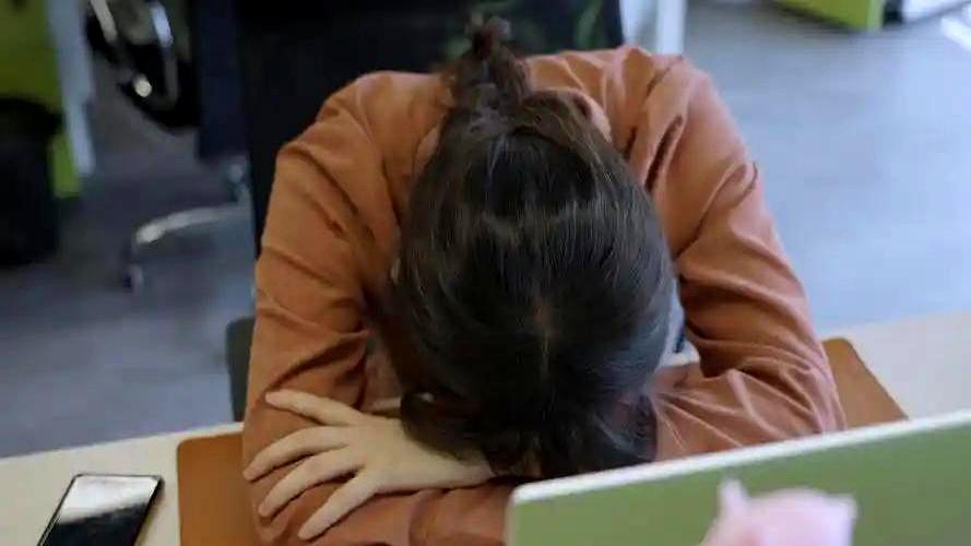 老公月薪11万，让我辞职在家带娃，说他养我。
我差点点头，朋友一通电话把我敲醒：