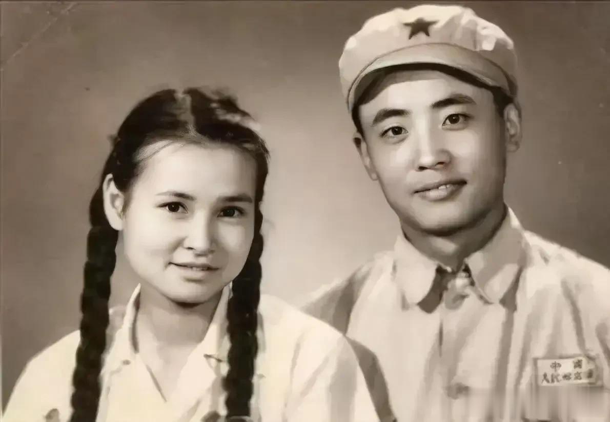 1953年夏，林徽因的女儿梁再冰、女婿于杭，刚结婚时拍摄的一张纪念照，两人郎才女