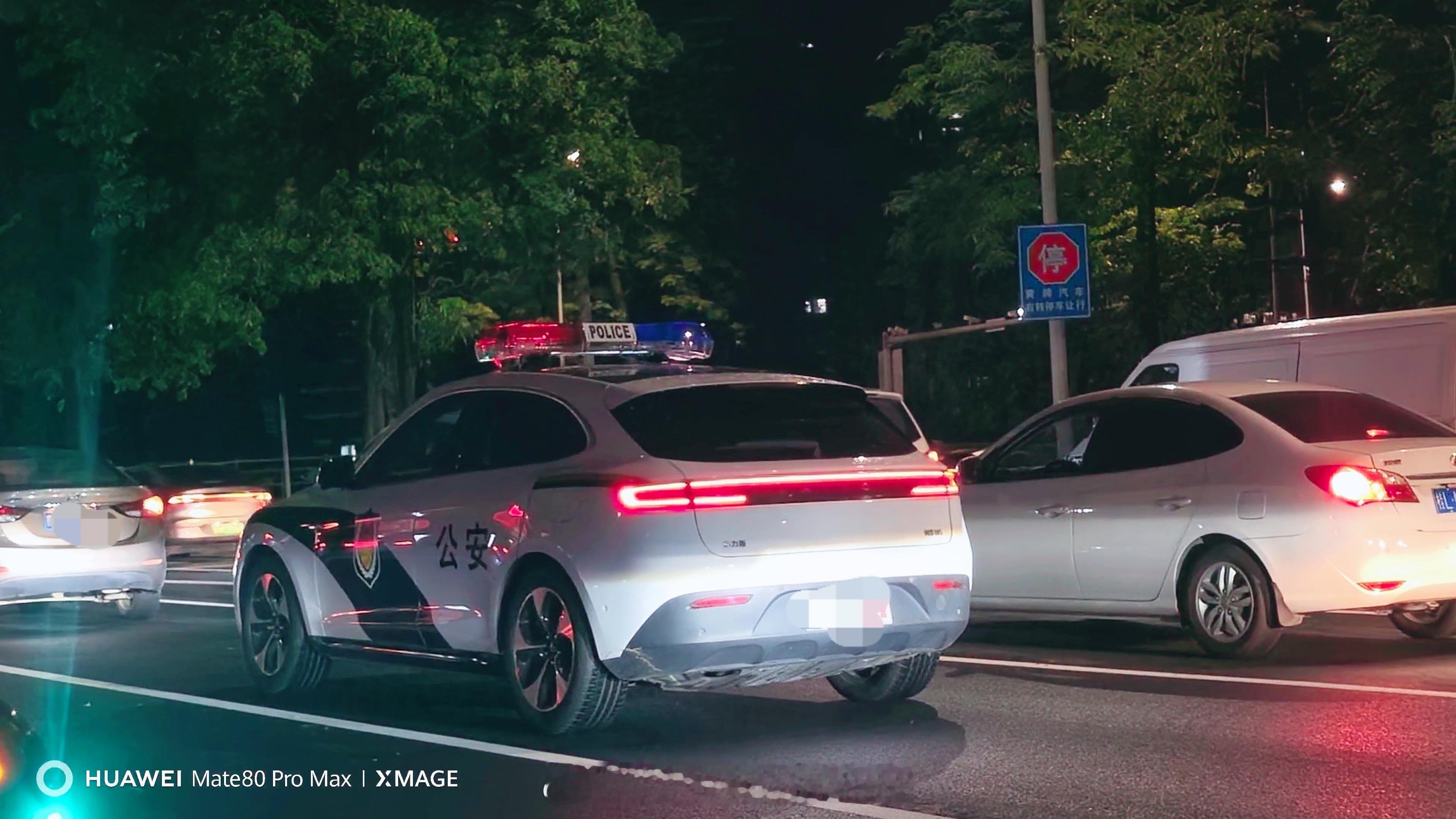之前都是网图，第一次在路上看到实车的问界M5特殊涂装，很帅。 