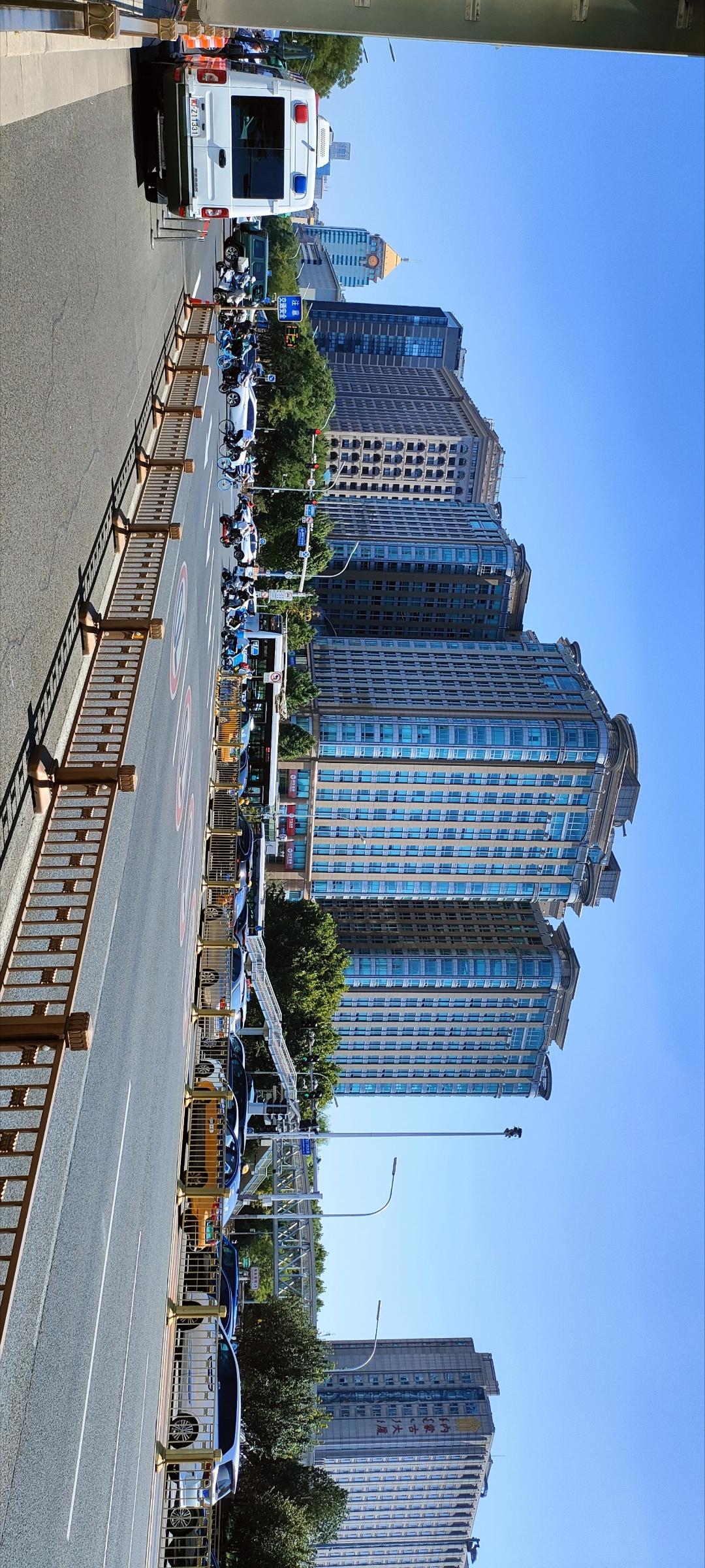 繁华都市的早晨，车水马龙，高楼林立，忙碌的一天开始了！🏙️🚗🏢