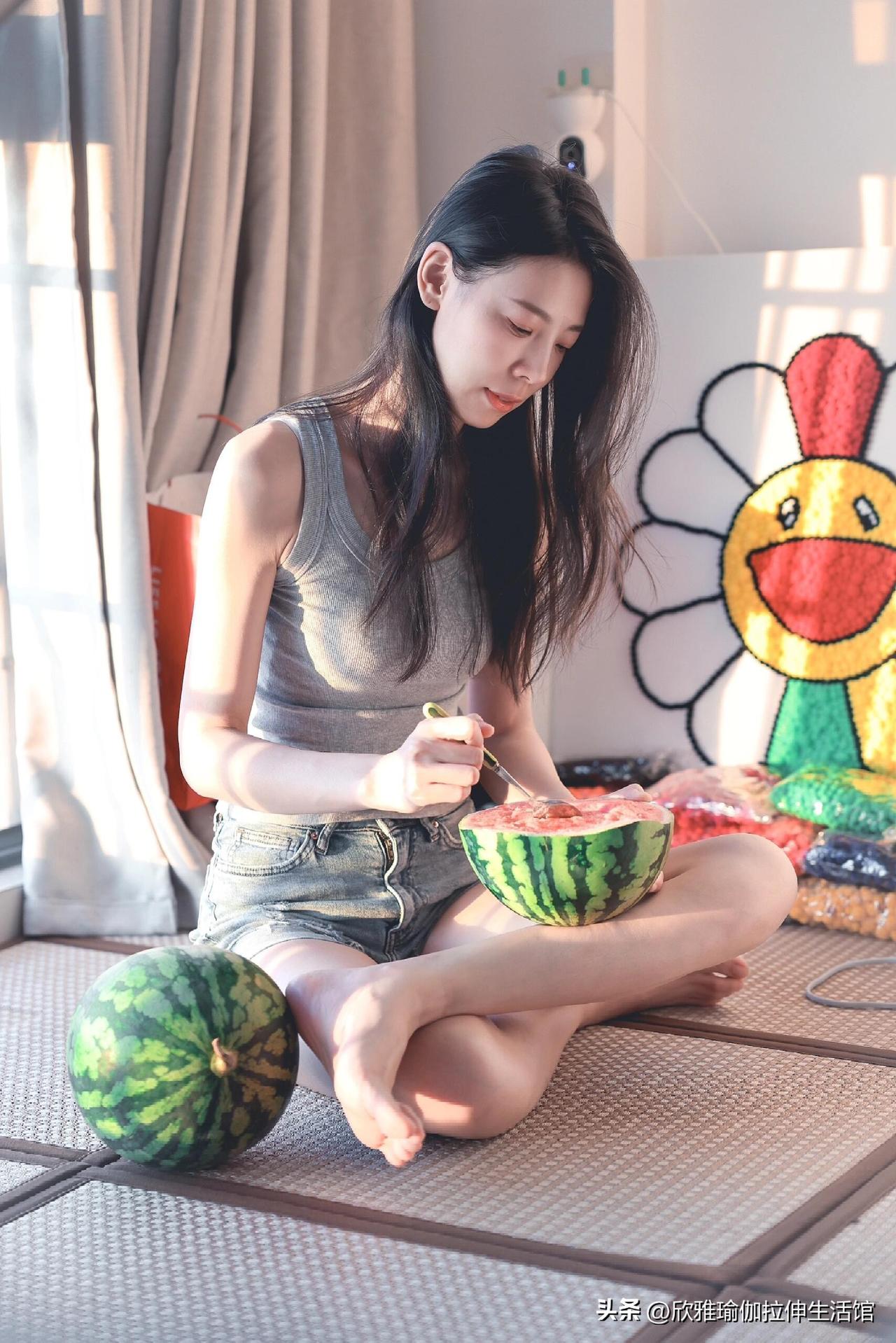 在家中吃西瓜，竟然吃出艺术的感觉来了。