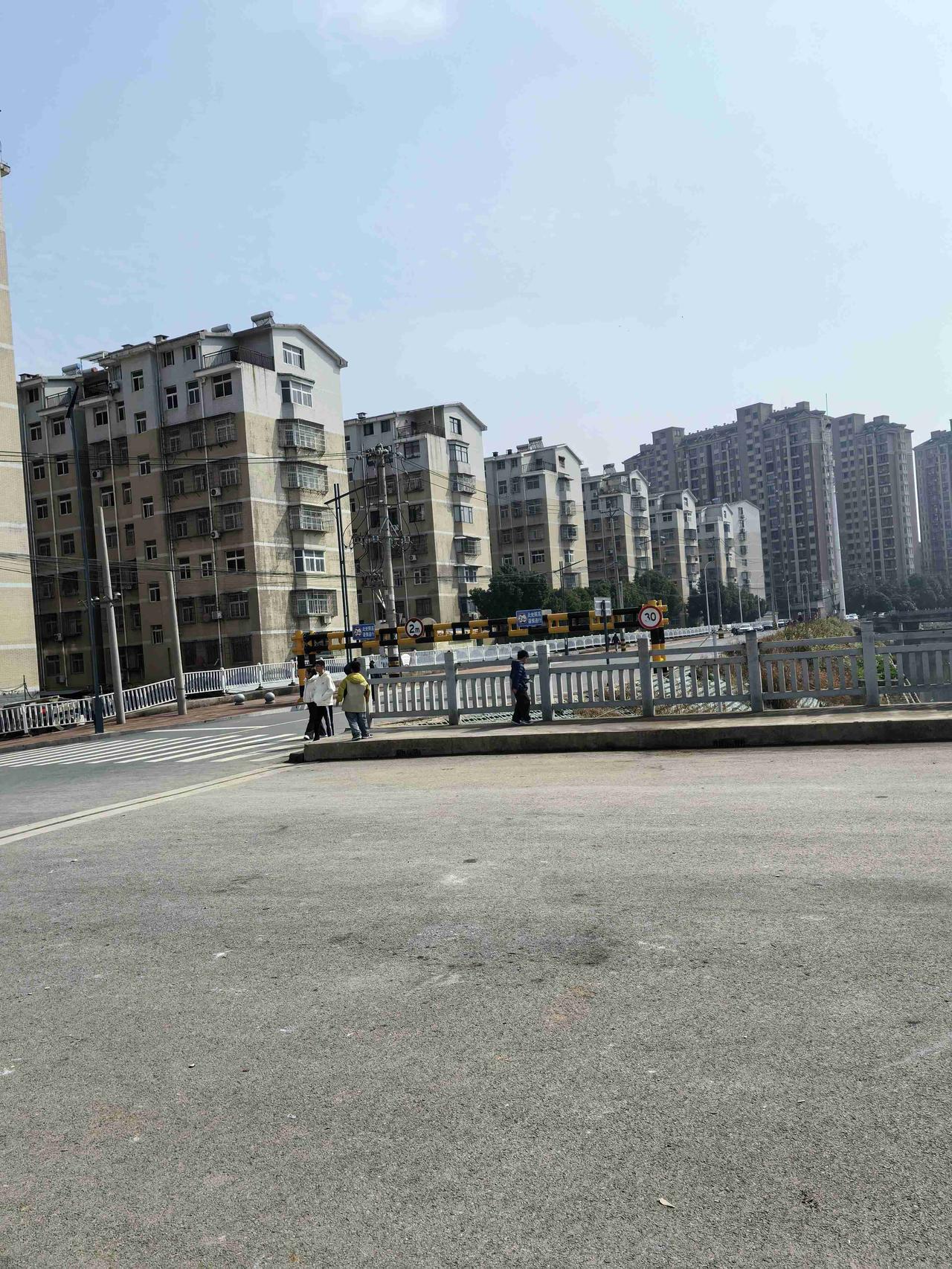 带定位晒今日生活 今天心情轻松愉快，我身处鄂州，外面阳光正好。早上六点，这里晴，